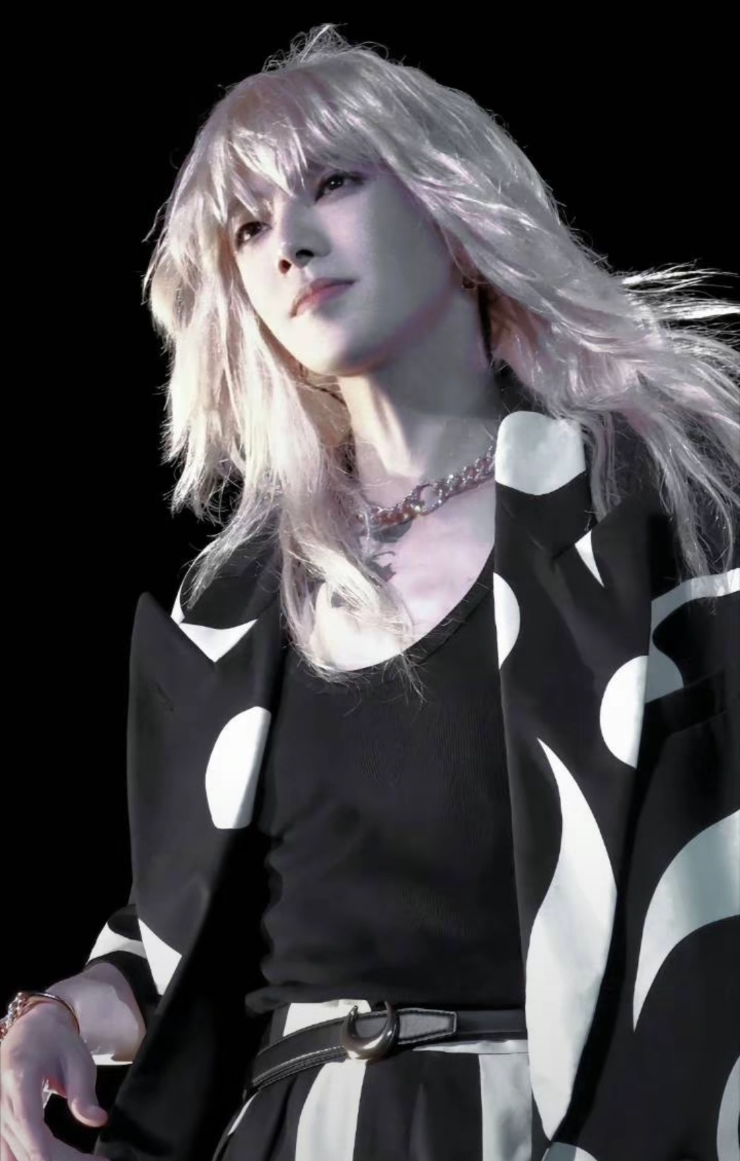 华晨宇香港演唱会长发造型都太美了,张扬又热烈,在他身上看到了自由和