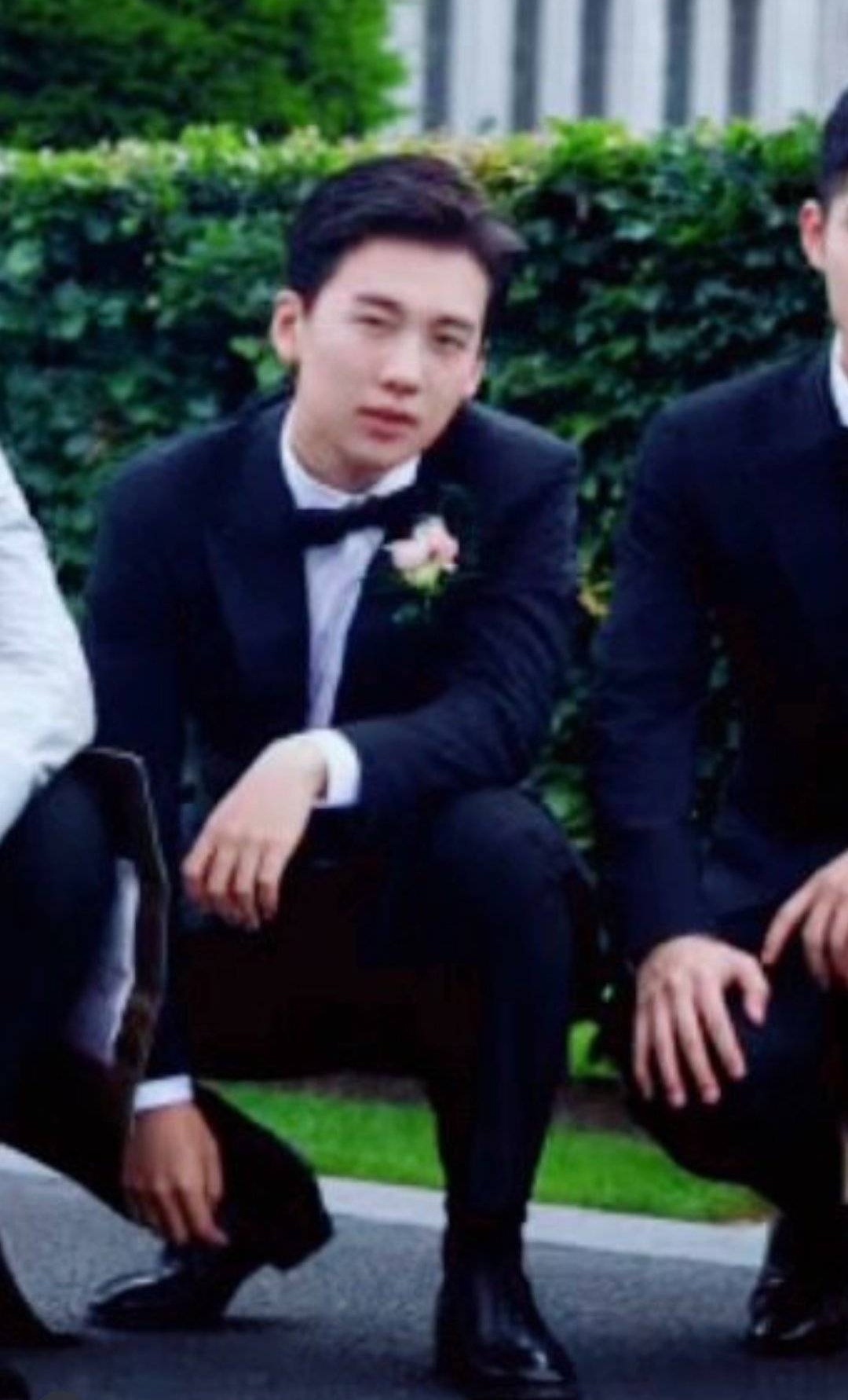 张若昀唐艺昕结婚时好甜蜜,而大林子作为伴郎团一员也贡献了他巅峰