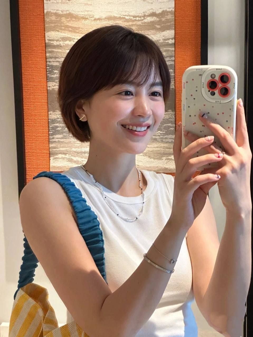 👕黑色短发衬衫女孩,自拍新风尚!