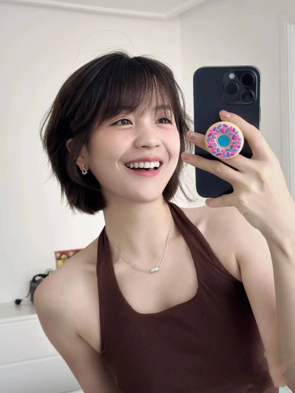 👕黑色短发衬衫女孩,自拍新风尚!