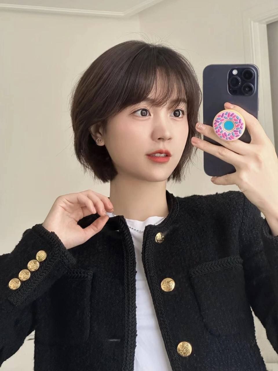 👕黑色短发衬衫女孩,自拍新风尚!