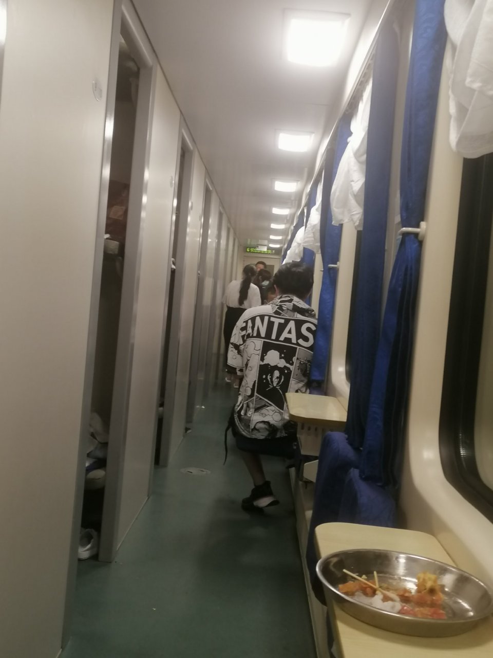 z162次列车八月八日晚九点十五分从昆明市发车,终点是北京.