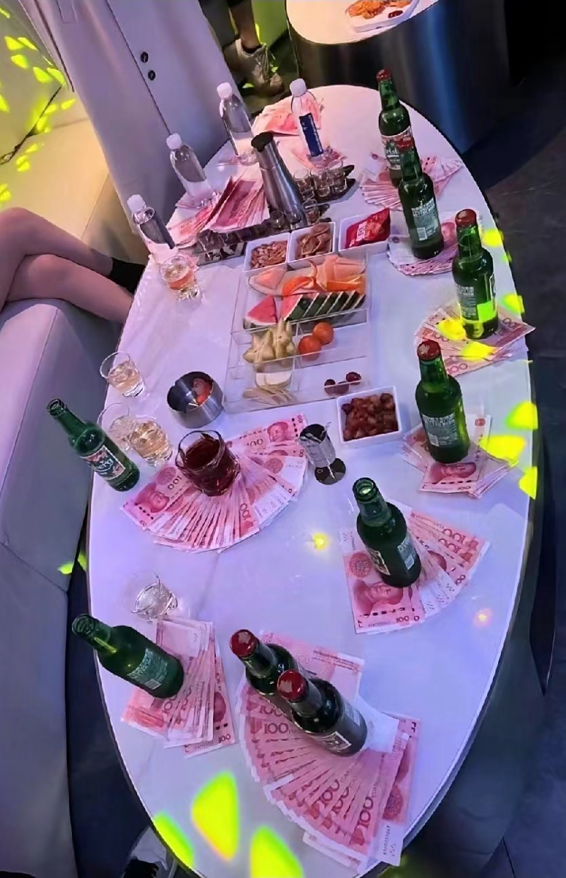 在大众眼中,应聘到夜场ktv工作的女孩总是给人一种放荡不羁,不爱