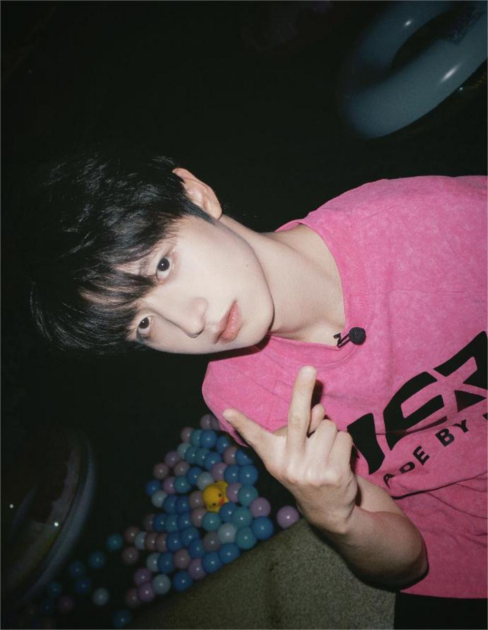 1,李易峰上大学被一个追了他好久的女孩子给壁咚了,他吓跑了.