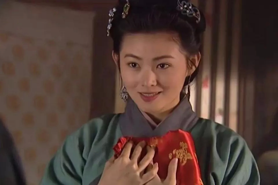 电视剧《水浒传》潘金莲的扮演者王思懿正在直播带货,果然,对于多数