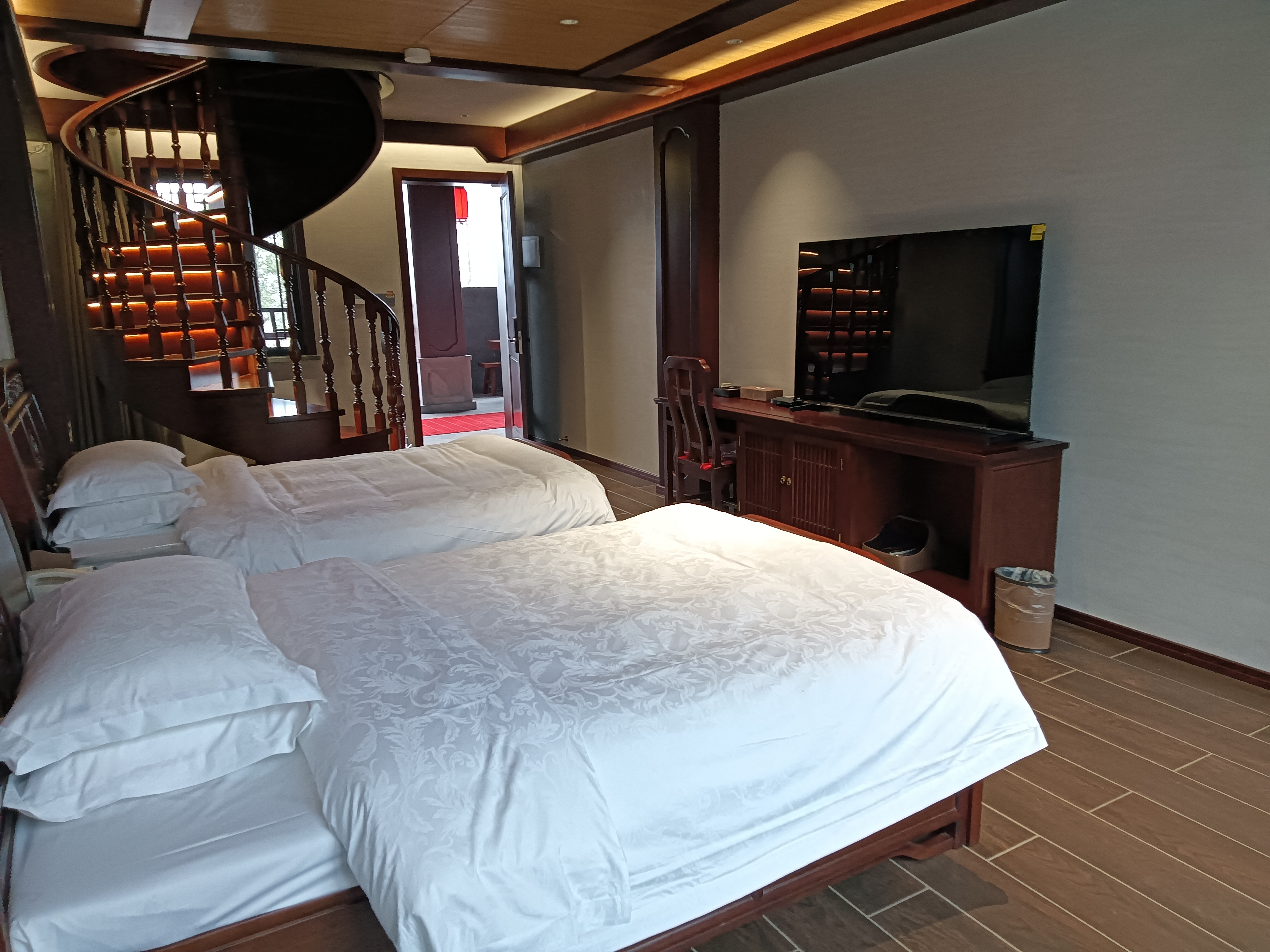 踏过岁月长廊,偶遇这栋古韵建筑.黑门红灯,金色点缀,尽显庄重与古老