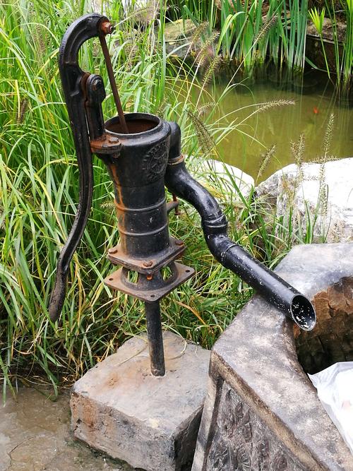 在我们小时候,最初的时候使用的取水工具,就是它