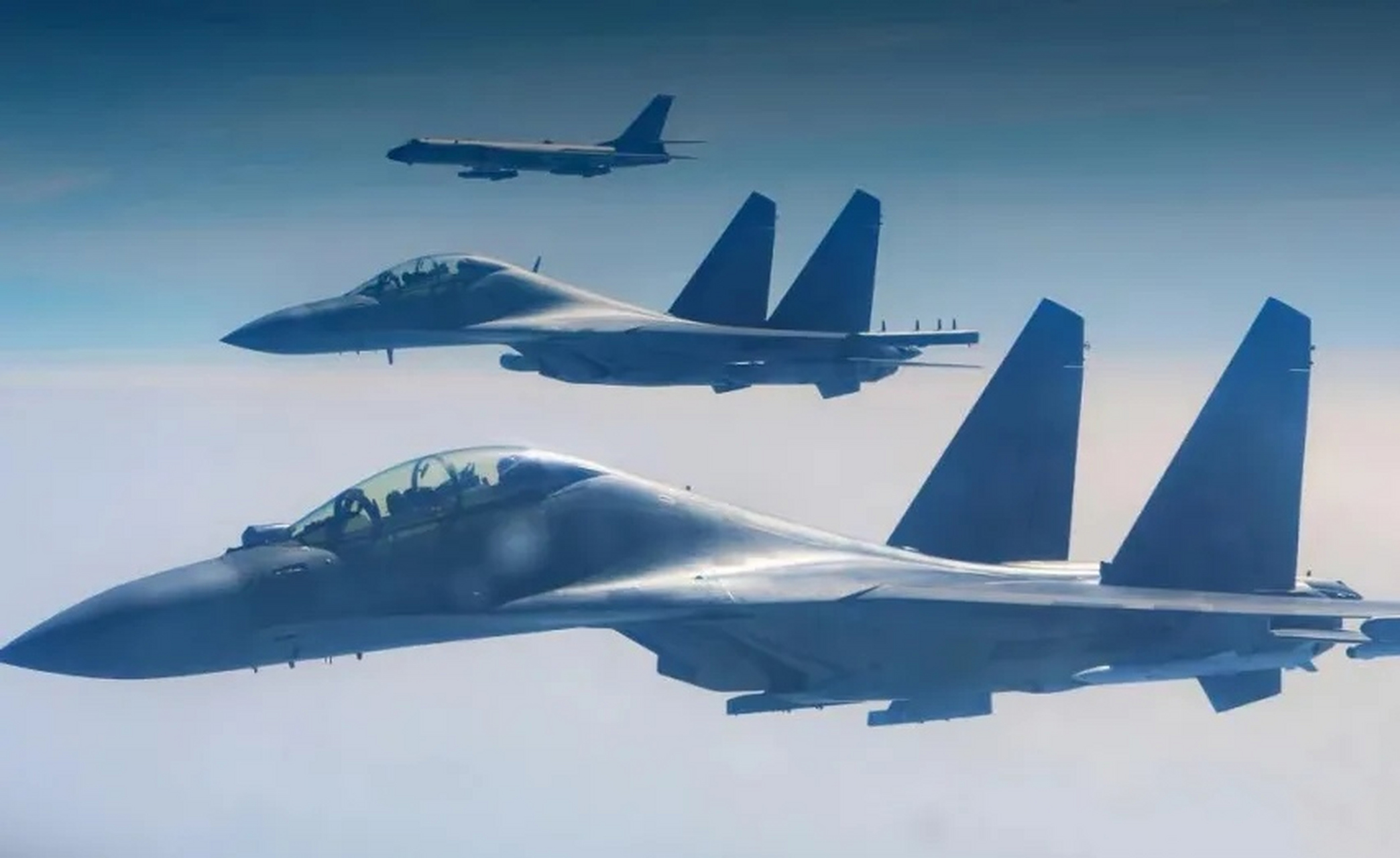 武器装备# 这应该是中国空军最具气势的摄影作品之一,远处的轰-6k挂