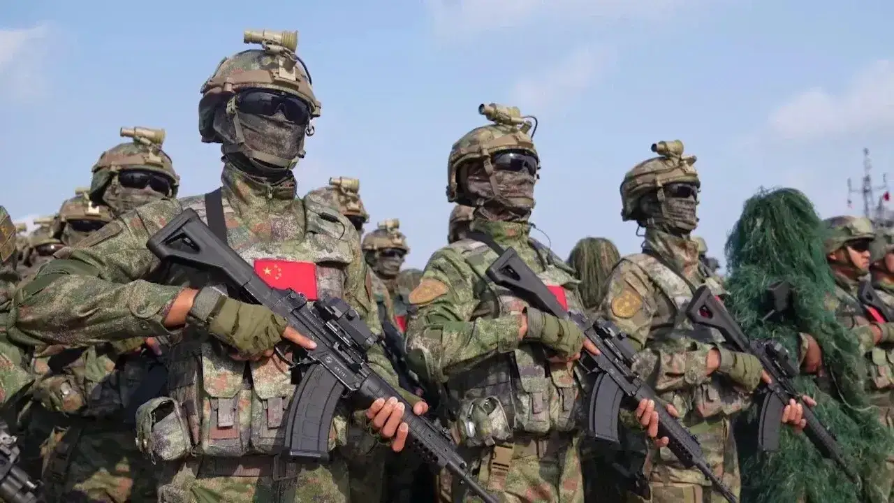 画面中解放军的列队中出现了身着"吉利服"的战士,通过远景照片可以