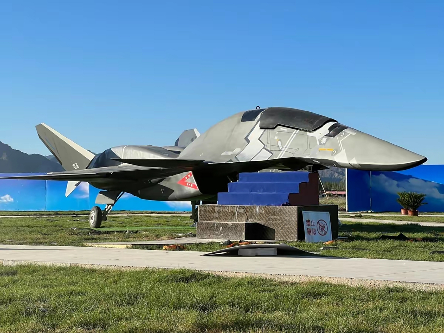 "白帝"空天战斗机不一定就是我们未来六代机的雏形,但"白帝"的亮相