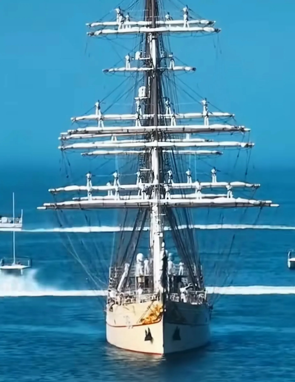 注意看解放军"破浪"号风帆训练舰桅杆上站立的全部是海军水手,这个