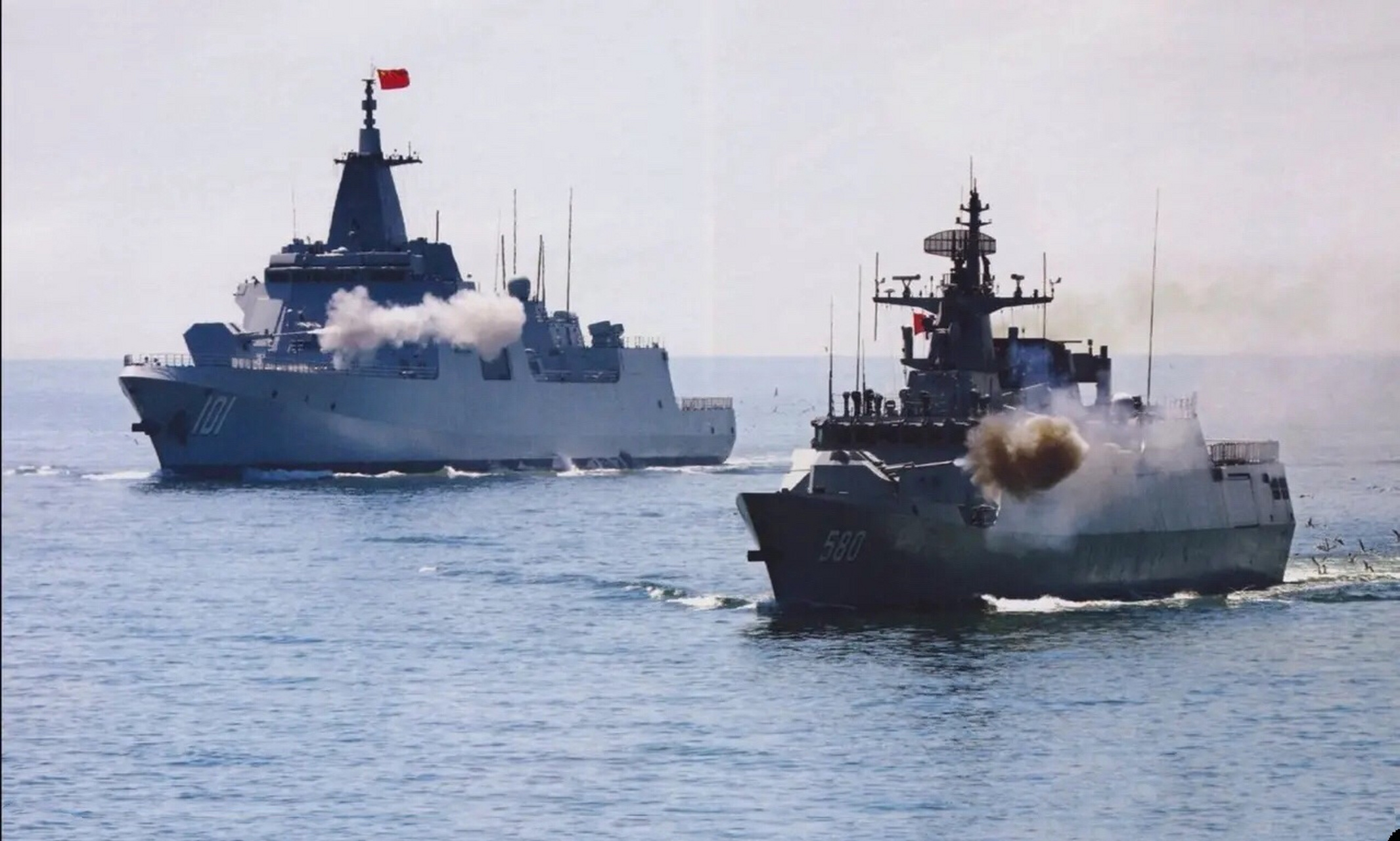 武器装备# 不仔细看还以为056b装备了呢!