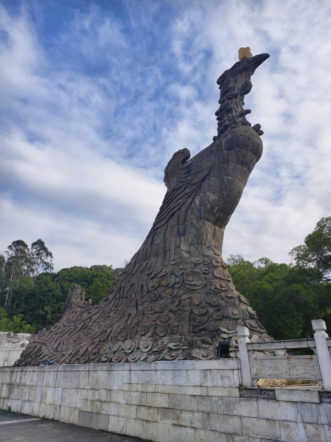 顺德均安李小龙乐园,雕像处免费,进园十元,里面设施项目基本倒闭