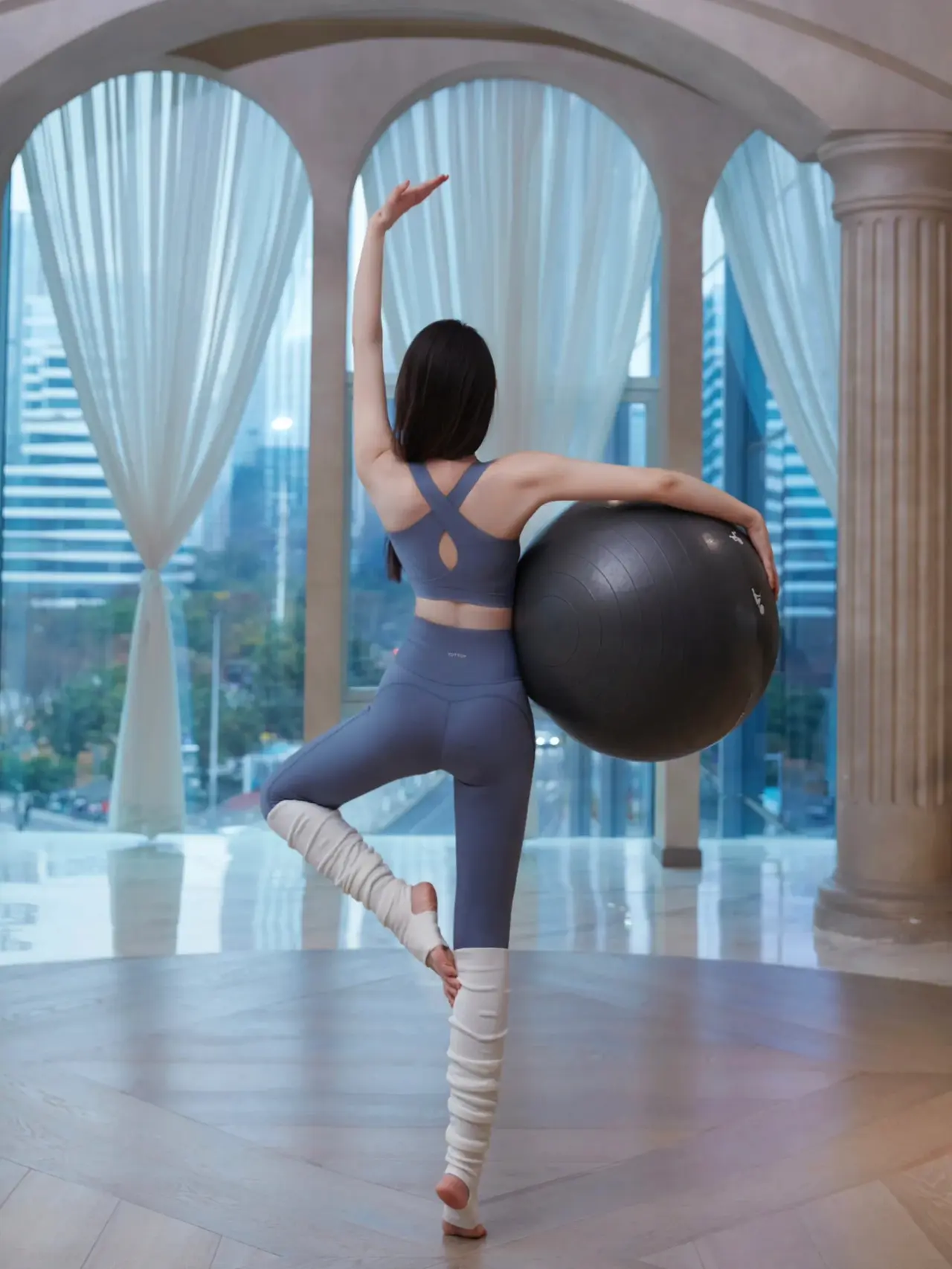 大清早,我就开始做瑜伽,保持苗条的身材#养眼美女# #遇见好身材# #2月