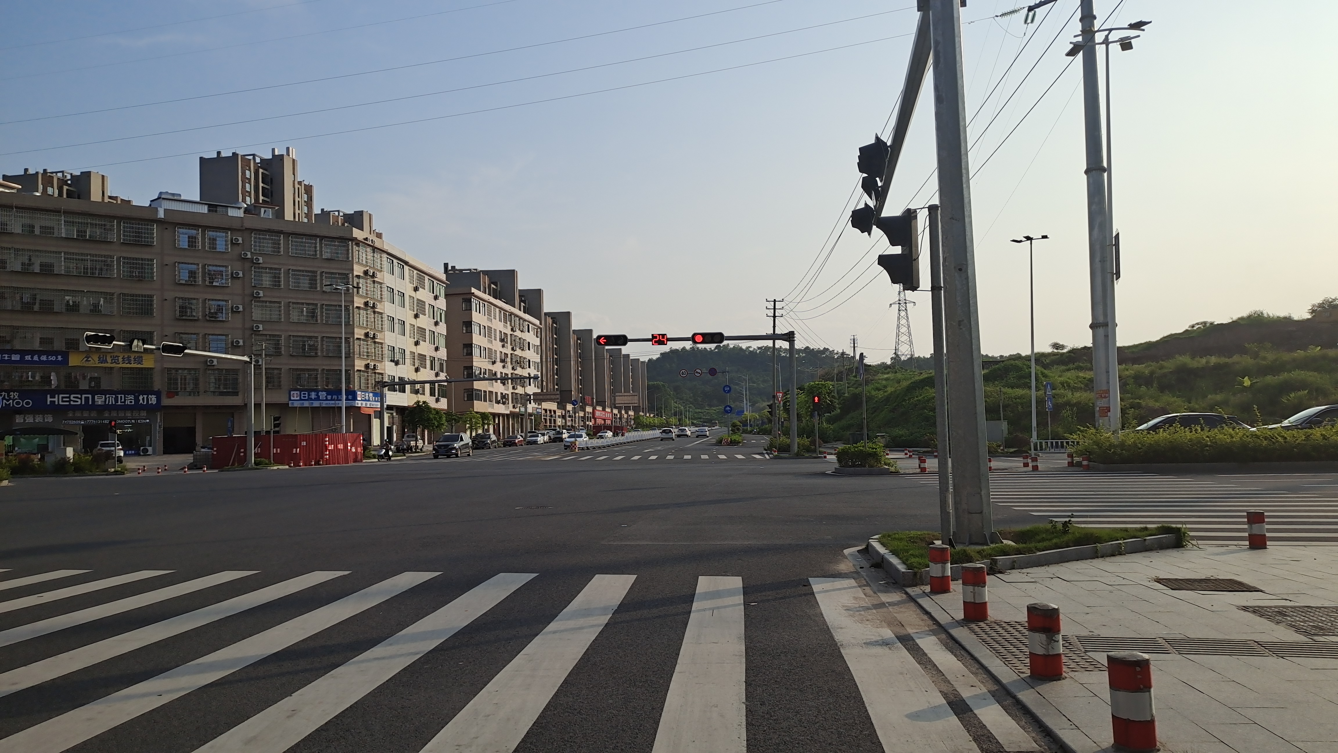 清晨的城市,斑马线静静延伸,白色条纹在晨光中若隐若现.