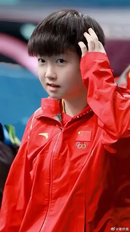 不同于其他队员的翡翠吊坠,她戴的是佛公吊坠,尽显低调