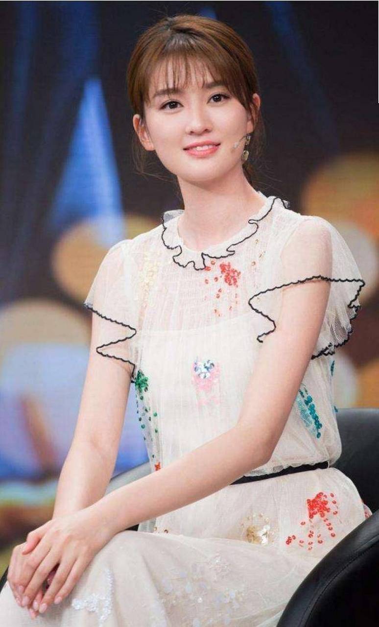 1,乔欣现在挺享受个人生活的,对工作也没那么上心,不像有的艺人那么