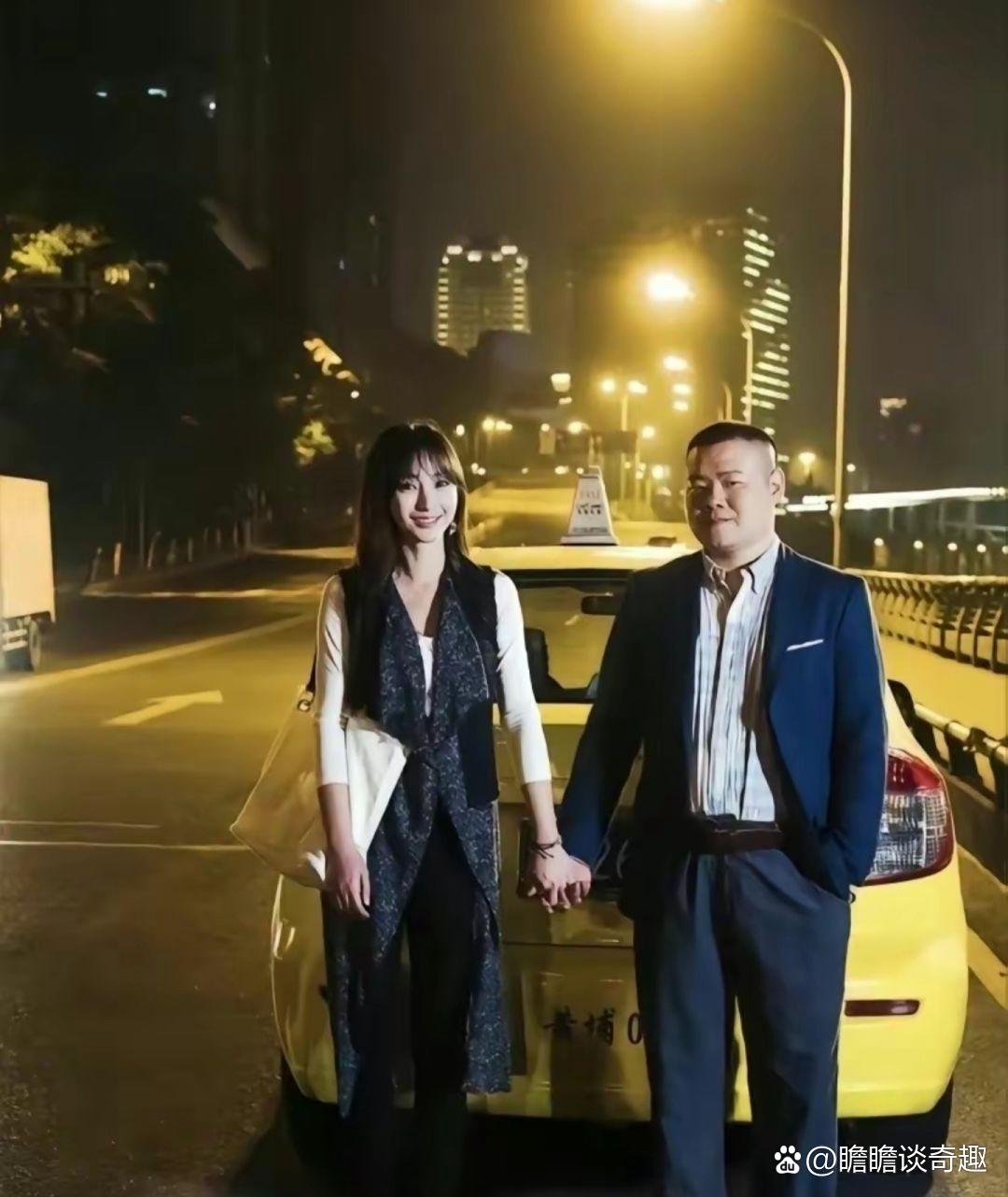 岳云鹏和妻子拍黄色出租车大片  岳云鹏和妻子在夜晚的街头,与一辆