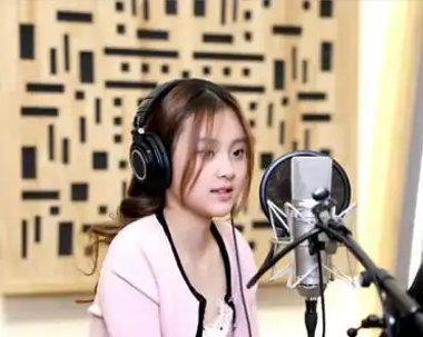 贾乃亮的女儿甜馨最近发布了单曲,很多人不自觉地把她和陆毅的女儿