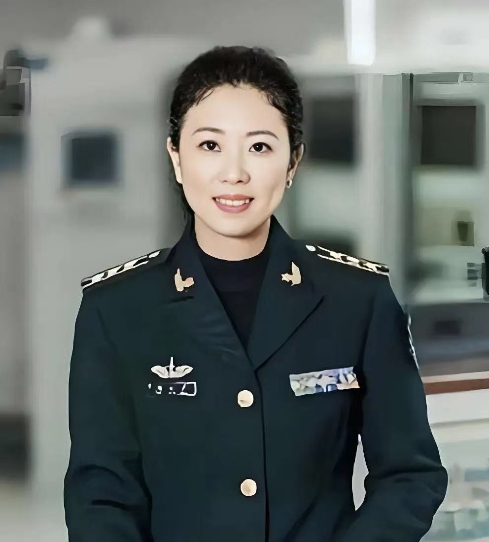 海军装备研究院首席专家杨屹,以"中国导弹女神"之姿,将青春化作
