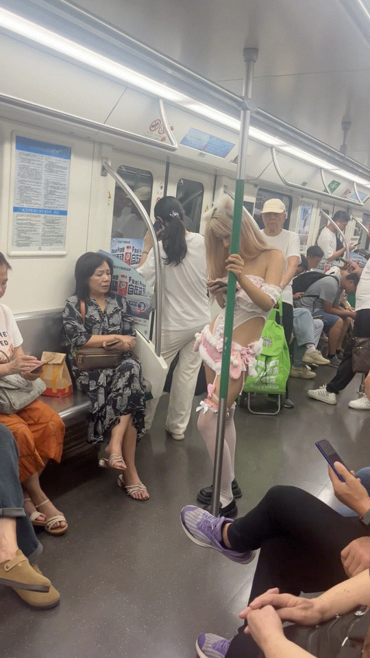 这身装扮是怎么穿得出门的?佩服这勇气啊!#拍拍身边事