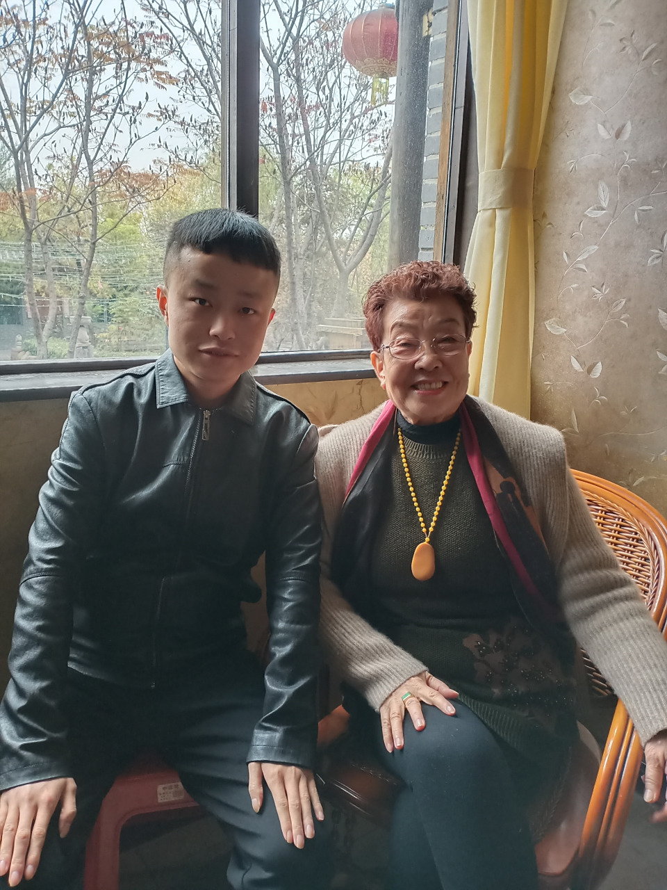 孝义人任盛与晋剧名家王爱爱老师合影留念