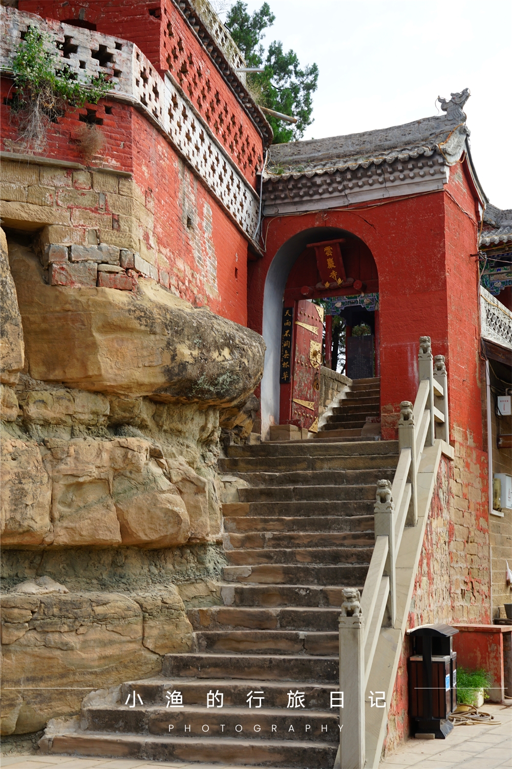 佳县的地理位置就极其特殊,县城建在一座石头山的顶端,所处的山脊