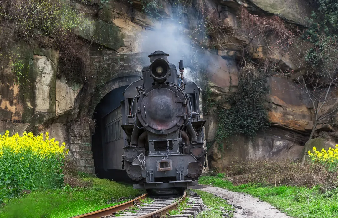 嘉阳小火车,这辆开往春天的火车,穿越了季节的界限,载着人们的期待和