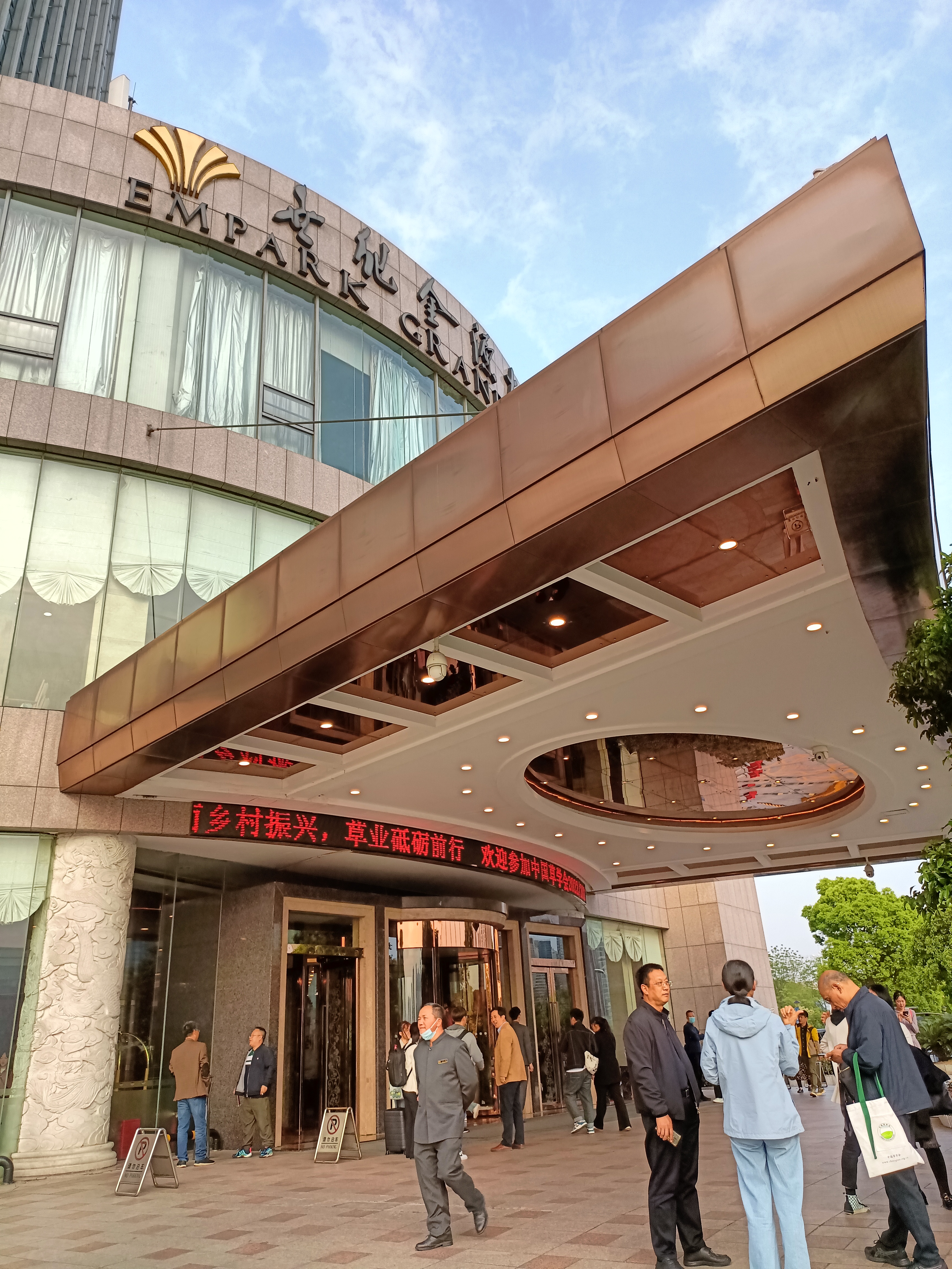 那晕了,前天早上,还是昨天上午或者下午我骑车去了,世纪金源,打听钢琴