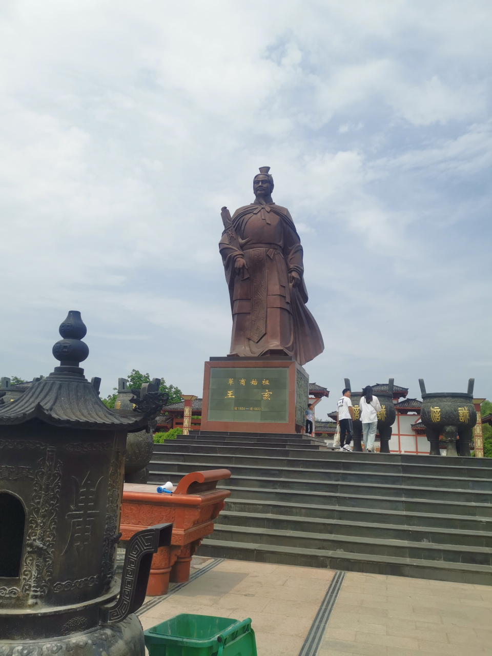商丘古城阏伯台,阏伯乃舜帝火正.(举起天上刚正火,烧绝人间不良人.