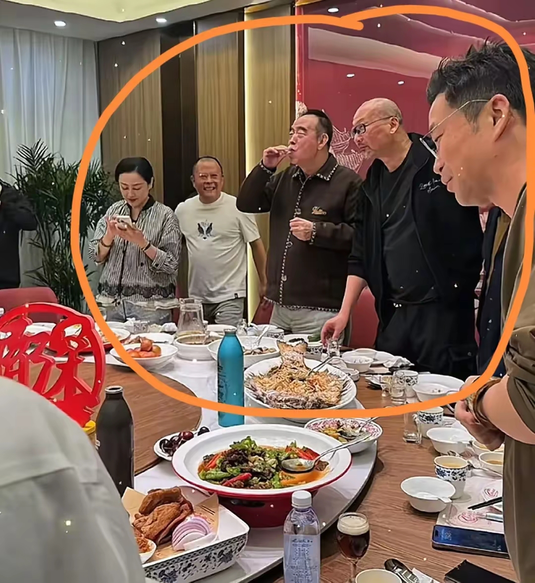 凌晨青岛小饭馆直接炸锅章子怡陈凯歌王宝强全围着饭桌嗑海鲜这