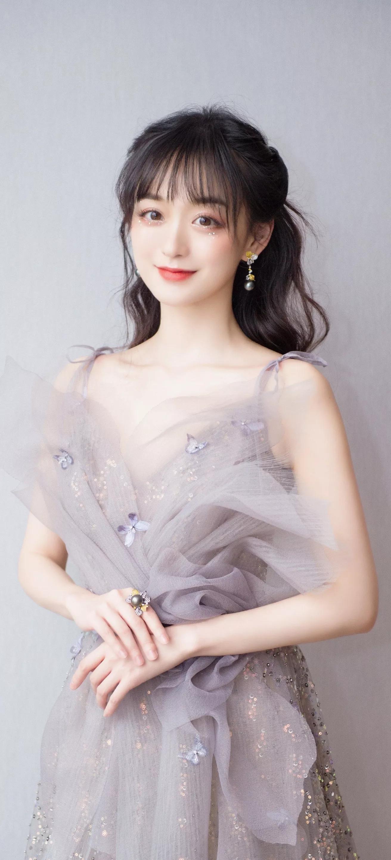 何泓姗表面上《如懿传》里扛枇杷的白蕊姬,实际上是王者荣