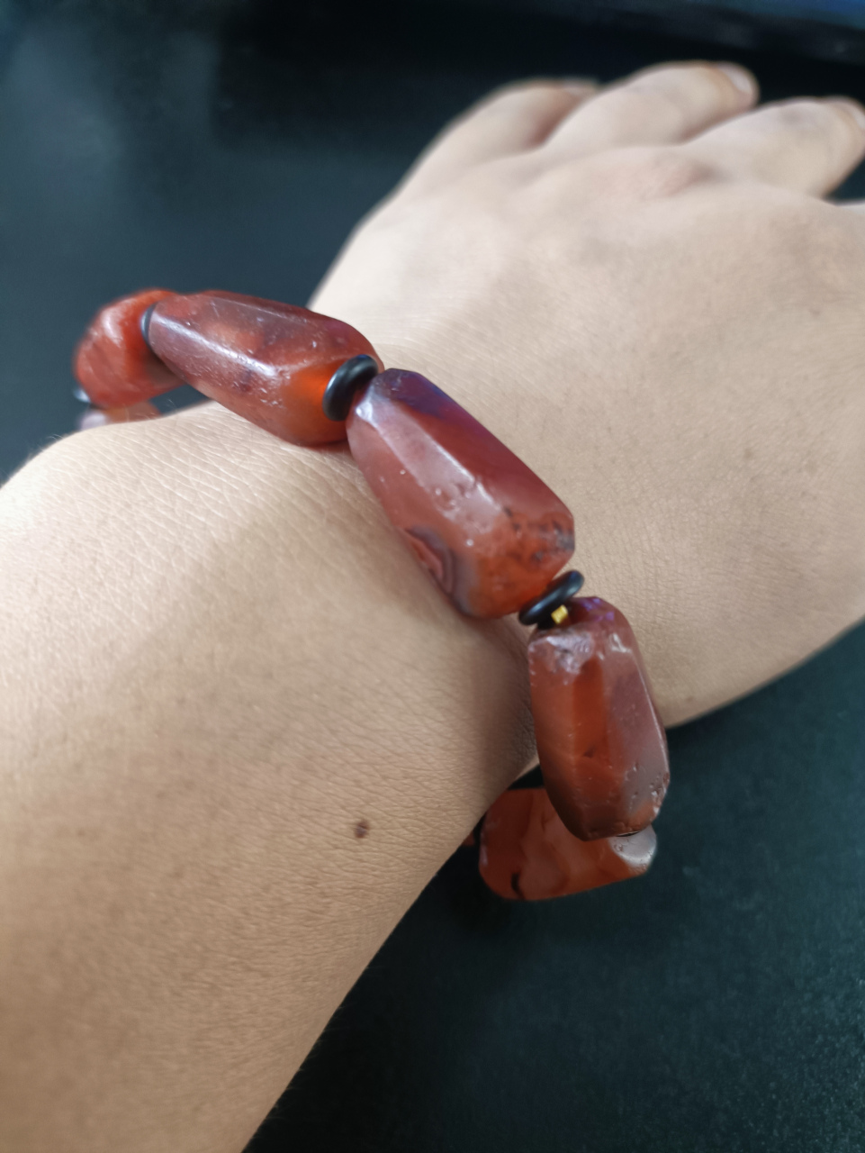 战汉时期千年玛瑙管子皮壳醇厚自然,材质润透光泽佳,塔珠状形制果整