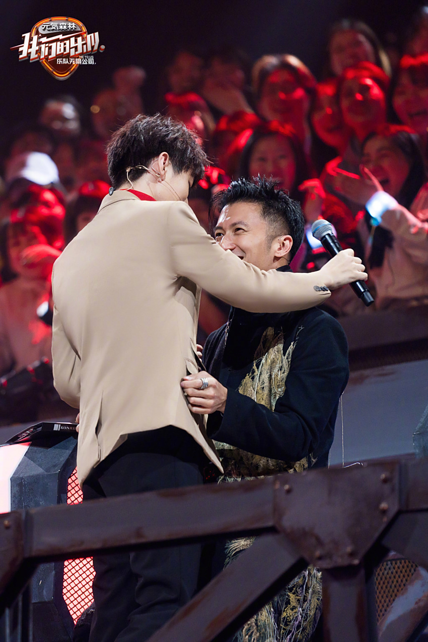 我们的乐队# 大型吃瓜现场,看王总@王俊凯 现场"壁咚"谢总谢霆锋