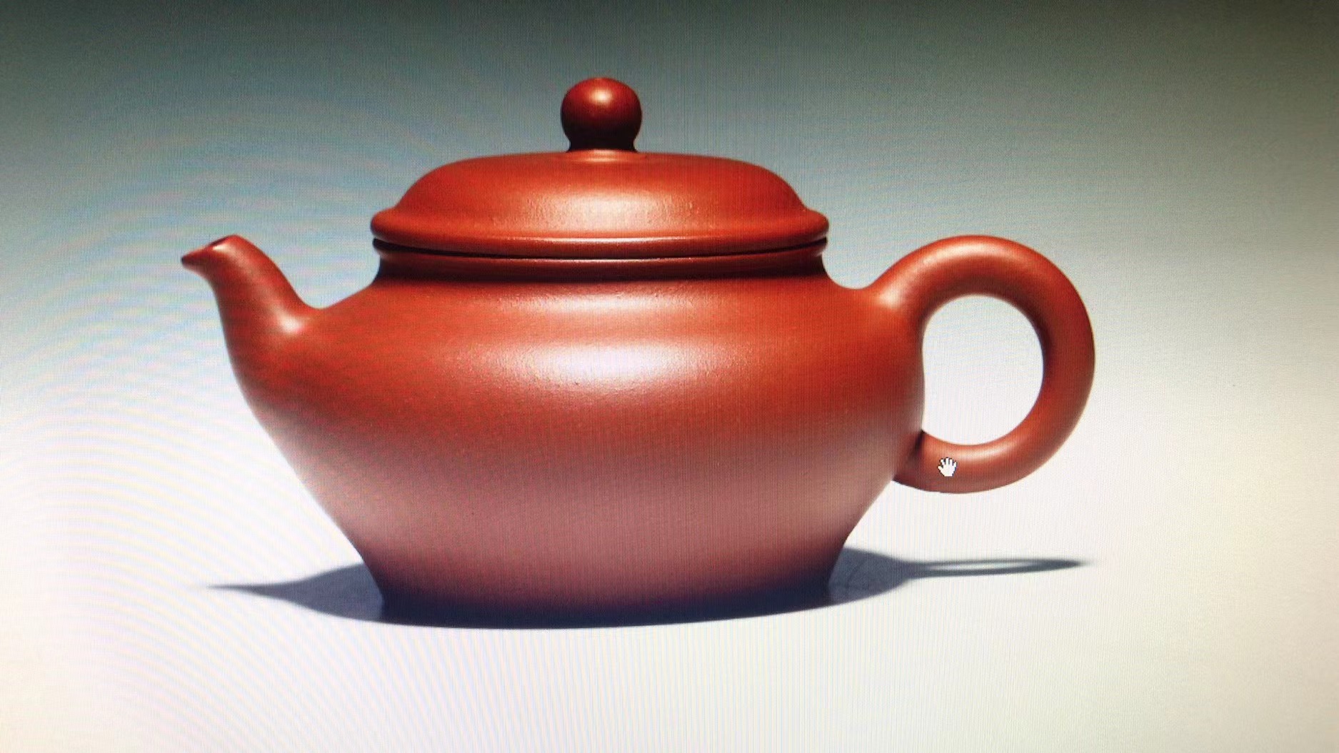 桌上的棕色陶瓷茶壶与小碟子,仿佛是古代文人雅士