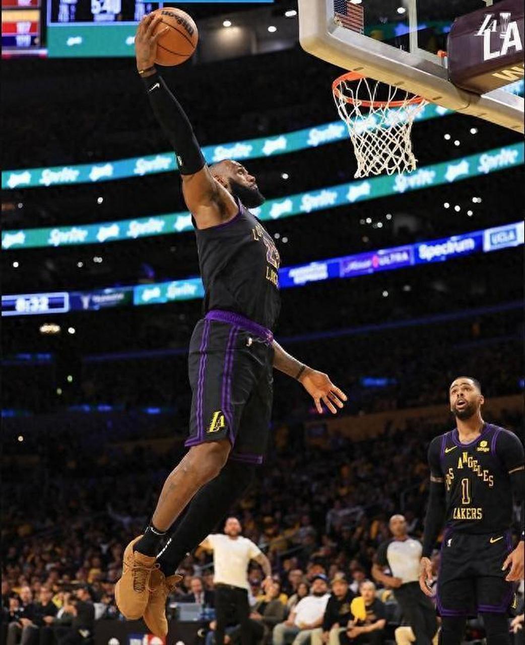 在今天结束的湖人vs爵士的比赛中,湖人队以131—99大胜爵士队.