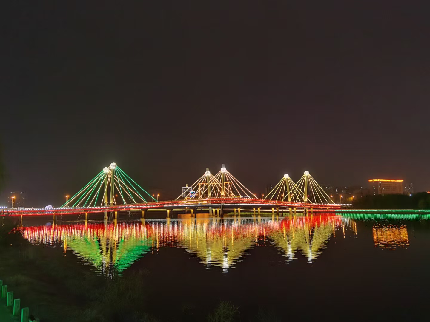 你在彩虹桥上看风景,看风景的人在吊桥街上看你,角度不同,但眼睛里皆