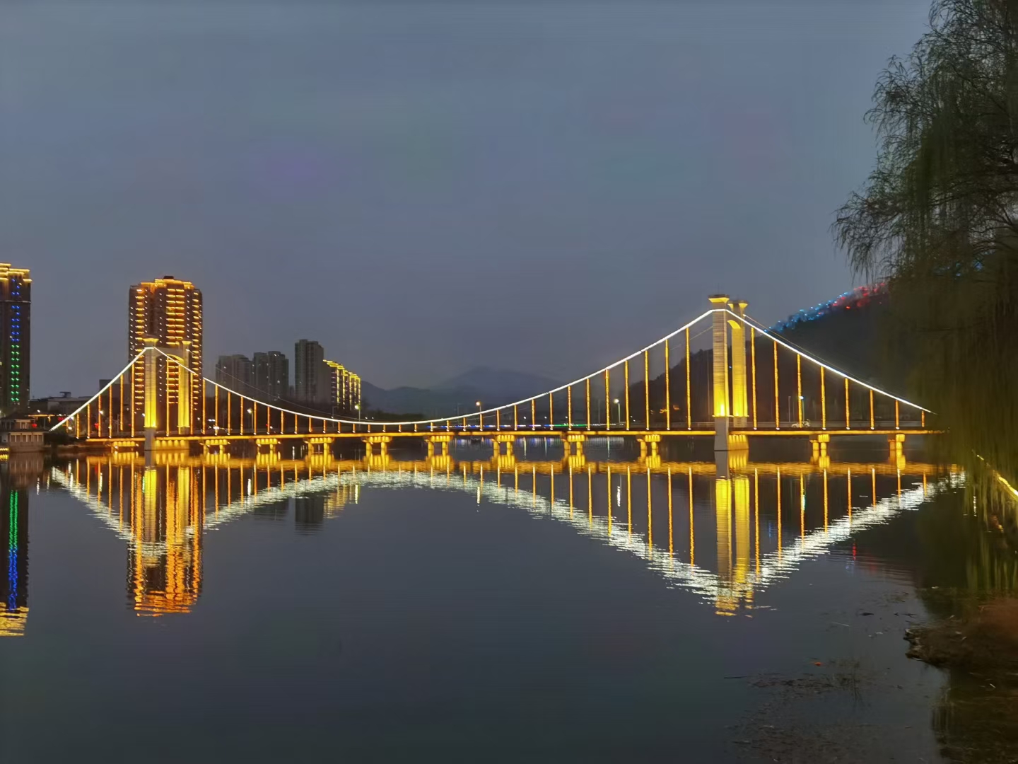 你在彩虹桥上看风景,看风景的人在吊桥街上看你,角度不同,但眼睛里皆