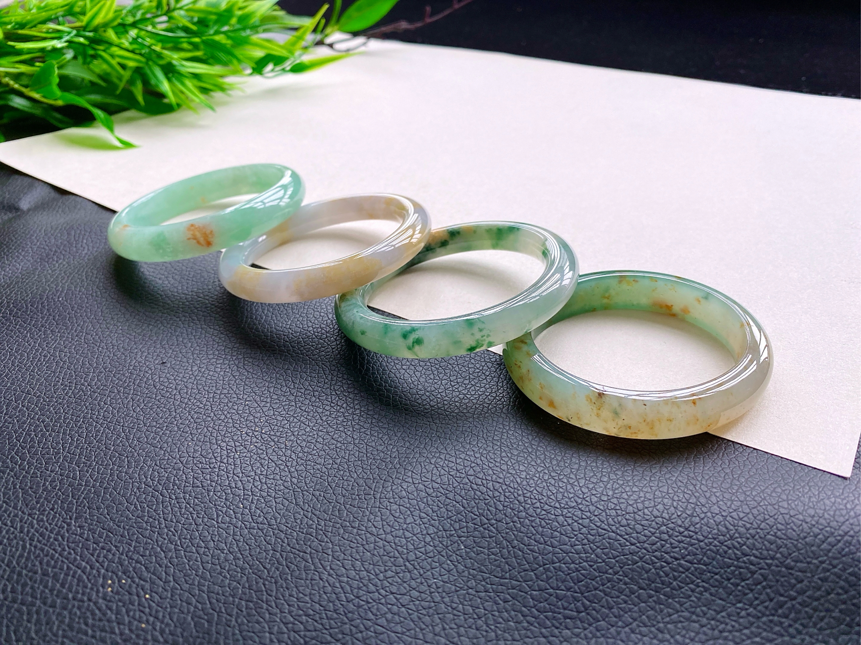 姐妹们都说喜欢那些特色的翡翠手镯,桂花糕般细腻,洒金点点闪烁,飘黄