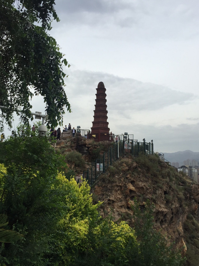 红山塔         红山塔是红山公园标志性建筑,位于乌鲁木齐市西大桥