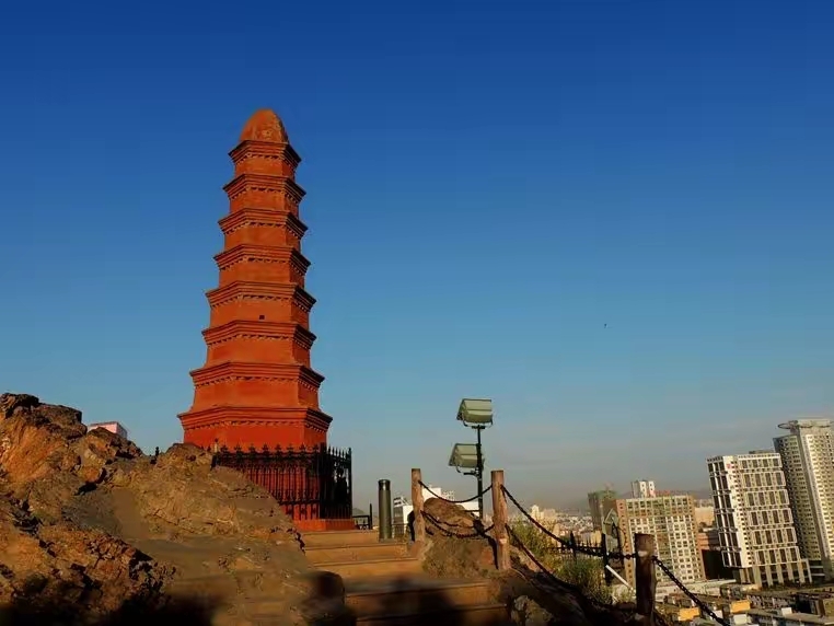 红山塔         红山塔是红山公园标志性建筑,位于乌鲁木齐市西大桥