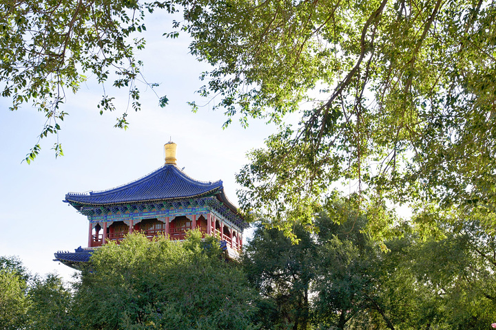 远眺楼位于新疆乌鲁木齐市的红山公园内,占地面积1150平方米,是一座