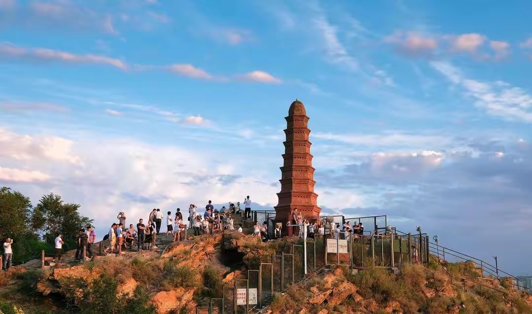 红山塔         红山塔是红山公园标志性建筑,位于乌鲁木齐市西大桥