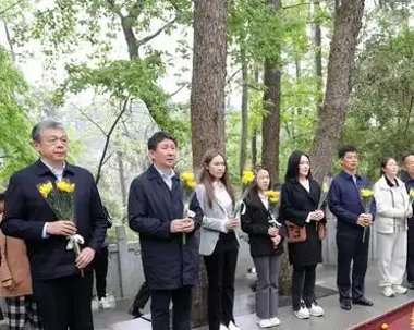 王效芝,带着家里人去扫墓