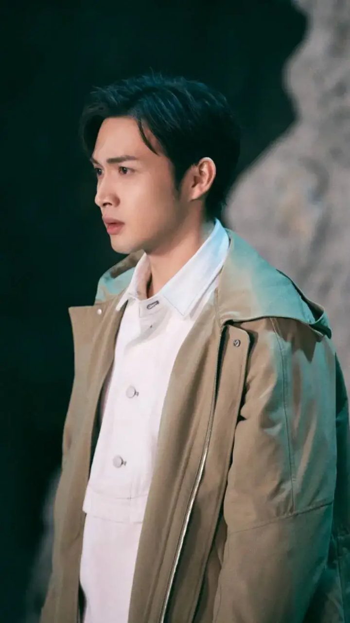 隋唐演义里面的杨广…男神老了啊 话说年轻丘山扮演者金泽灏跟邵峰还