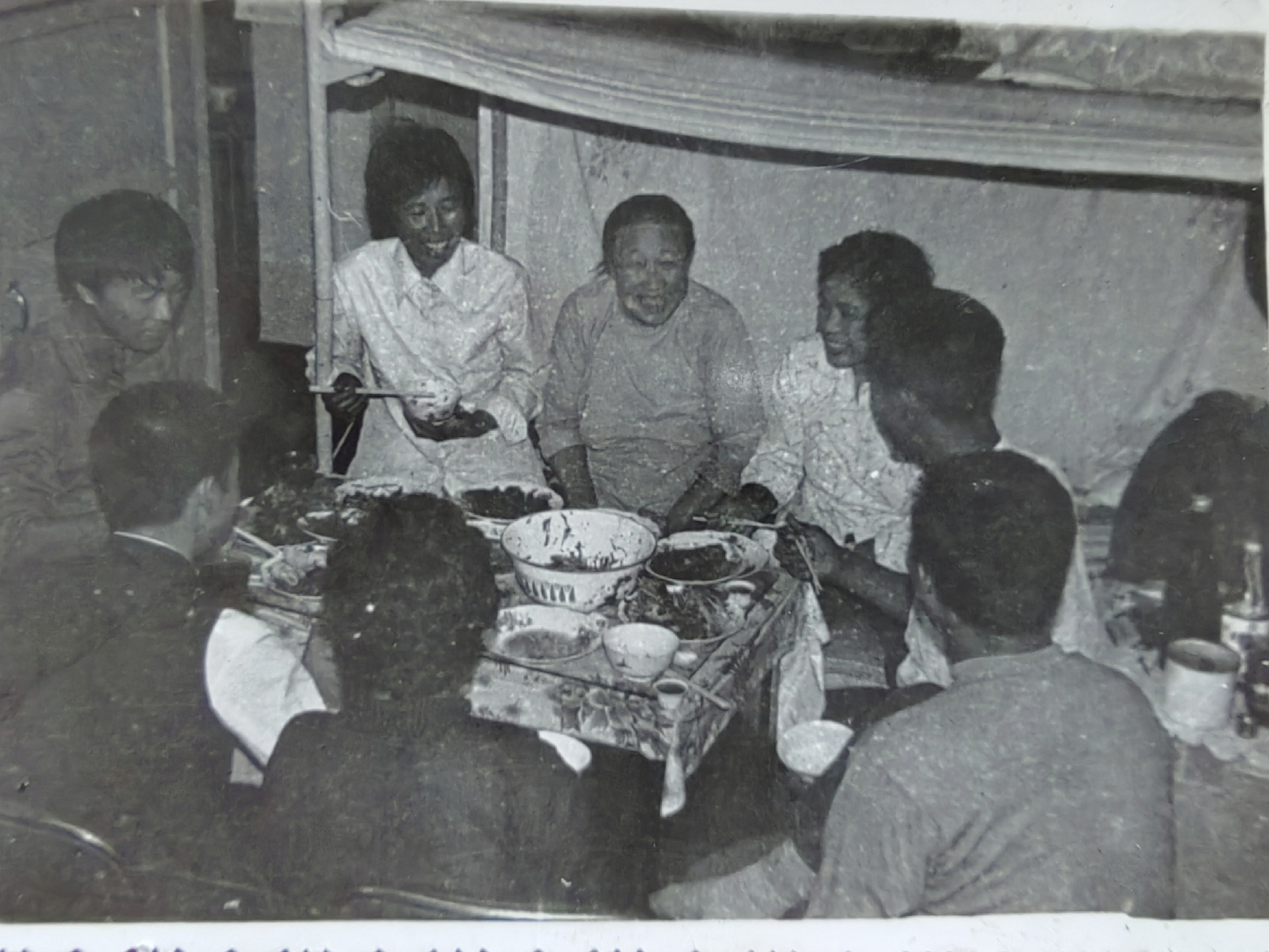 八十年代,沈阳市内一家人的年夜饭.