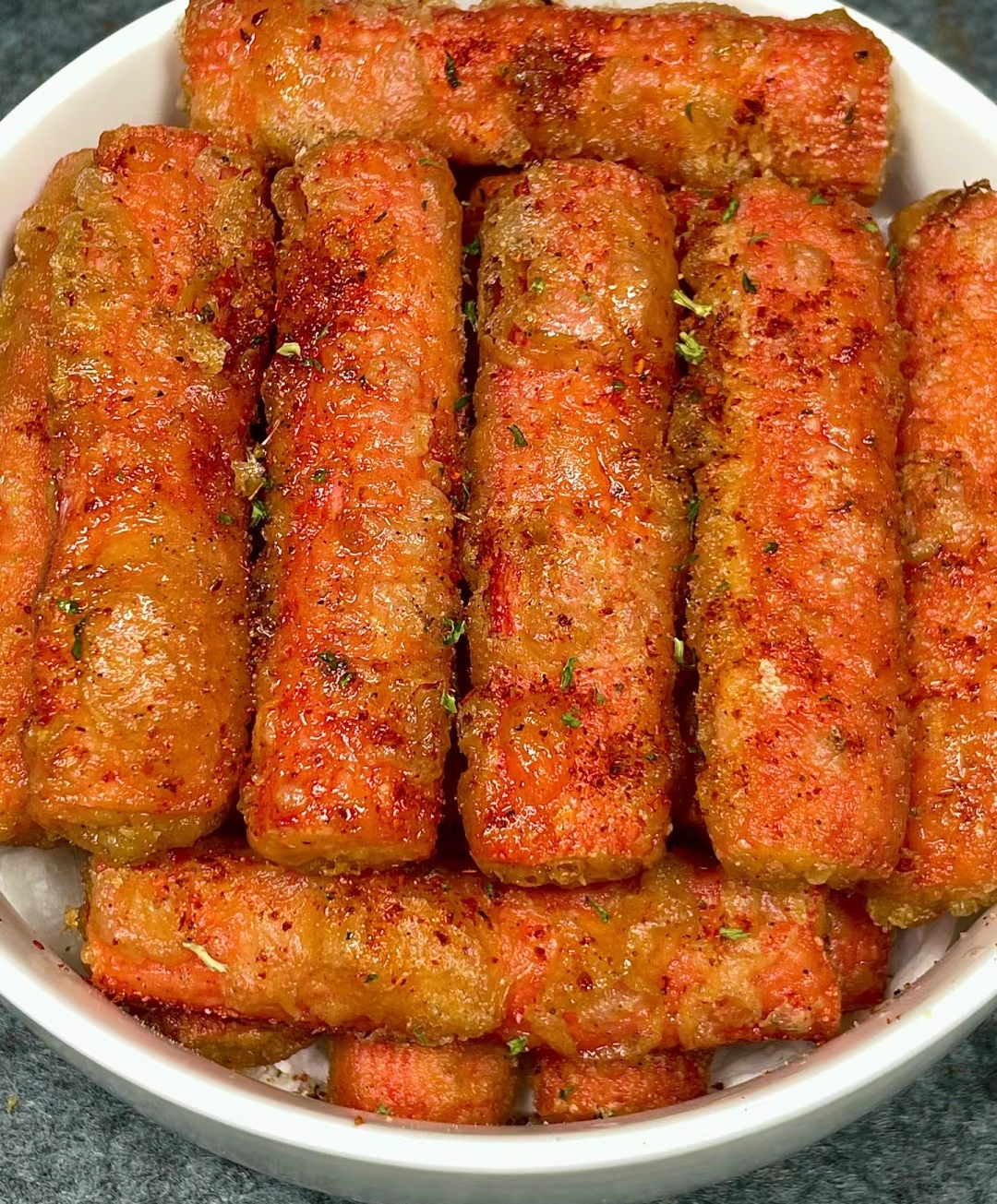 蟹柳 做法 蟹柳解冻后去皮备用,做一个蛋液,将蟹柳裹上一层蛋液,放入