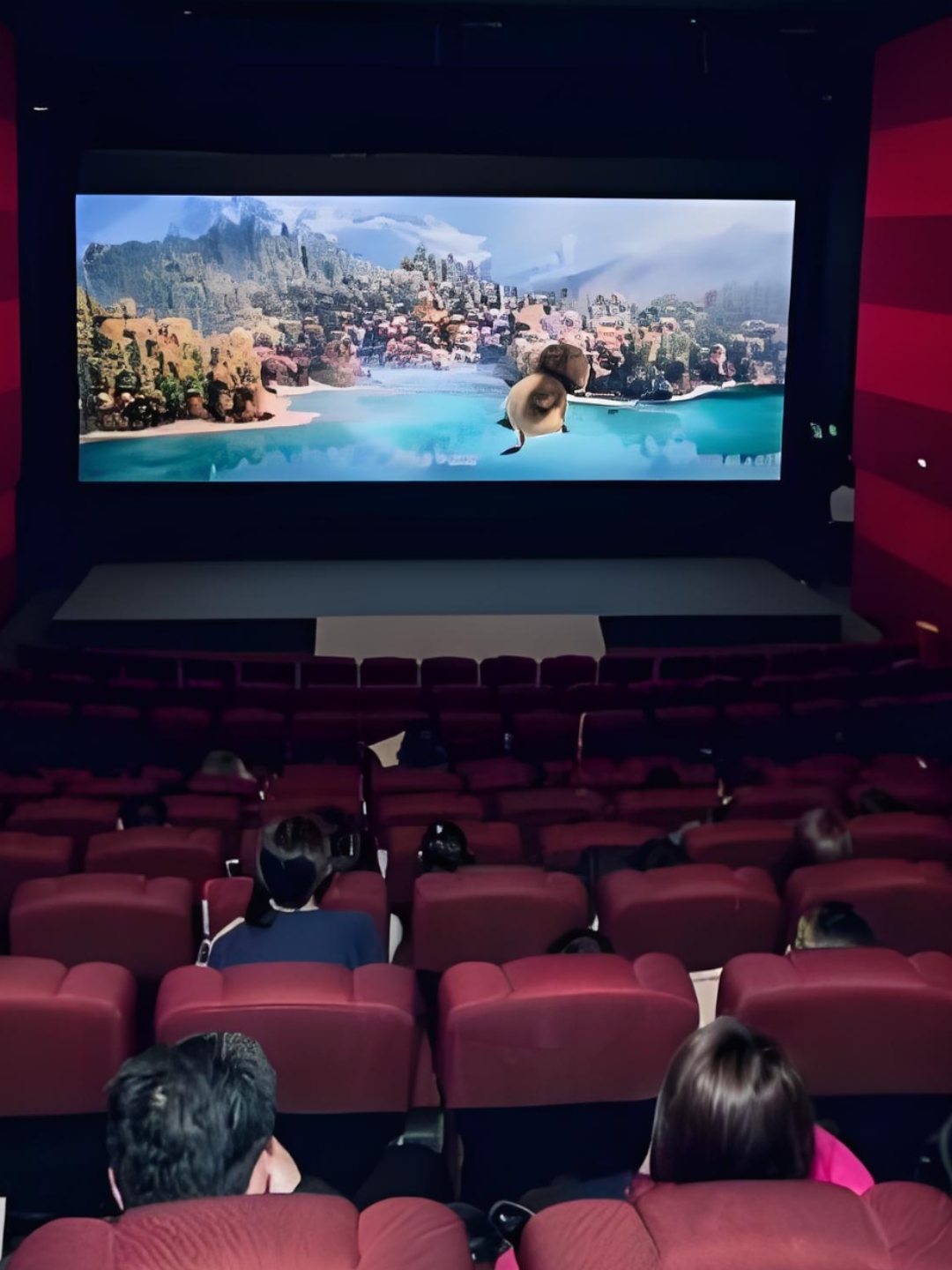 去电影院看电影,选了一部喜剧片