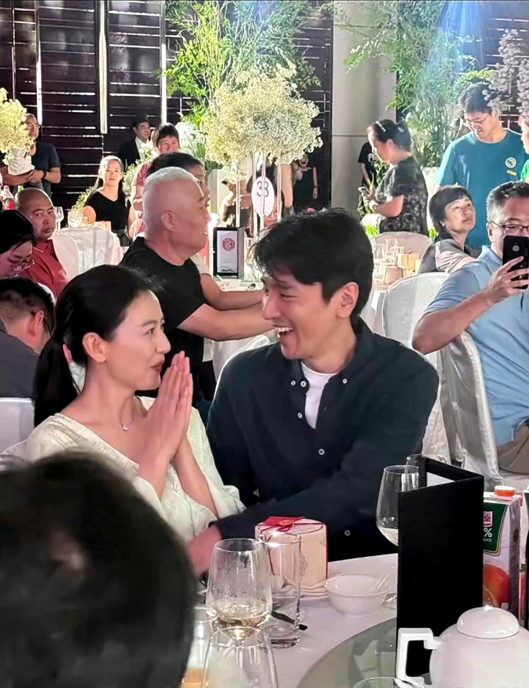 高圆圆赵又廷出席朋友婚礼,结婚多年的二人,看起来默契十足,感情甜蜜