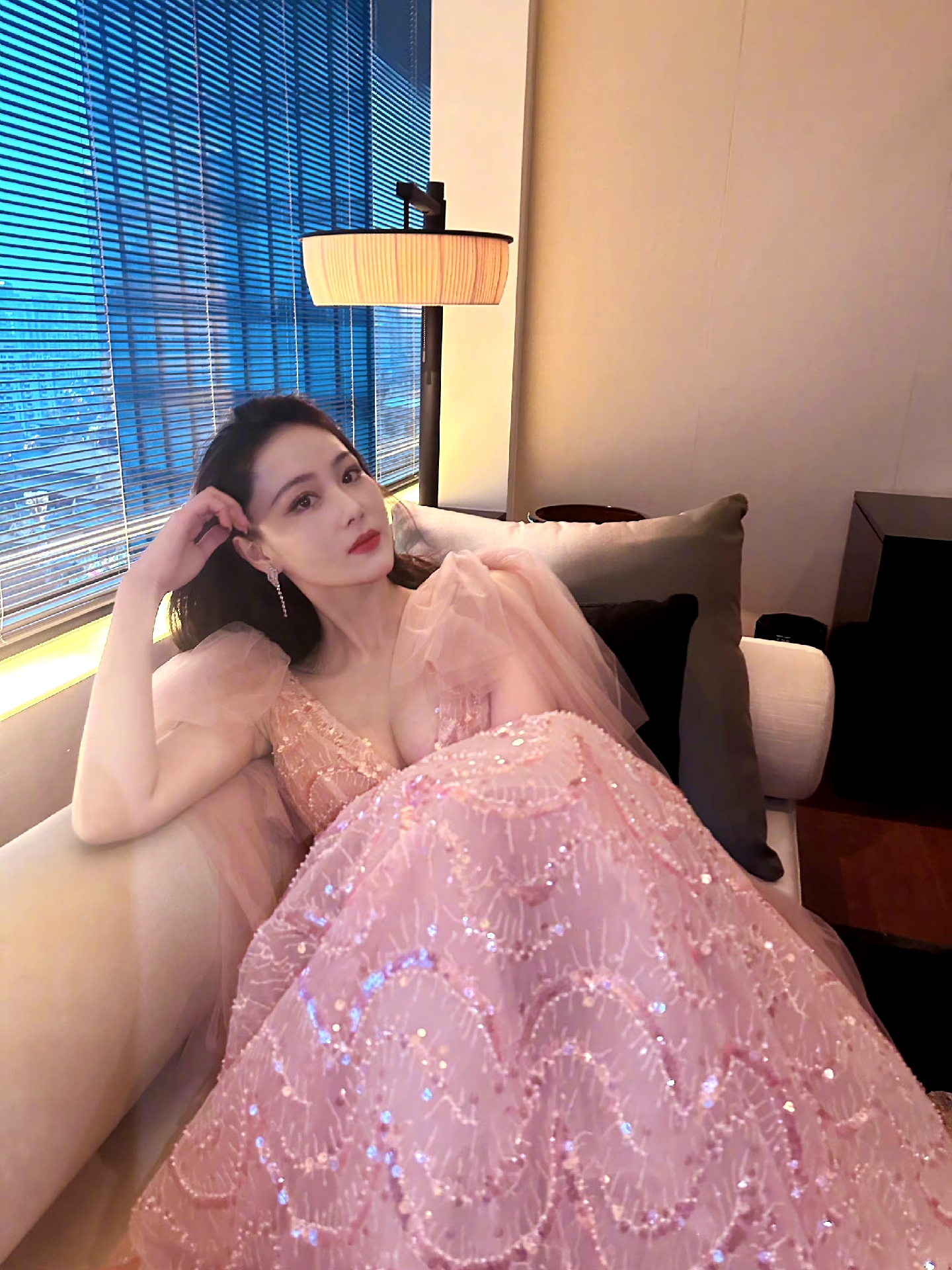 张馨予最新美照,一袭粉色长裙,美的让人窒息,完美的体现了她的优雅与